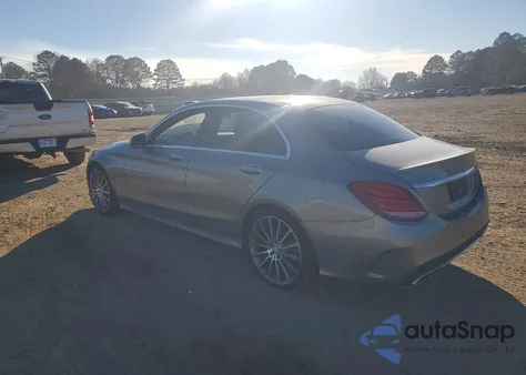 2016 Mercedes-Benz C 300 z USA, uszkodzony, nr VIN 55SWF4JB4GU152504